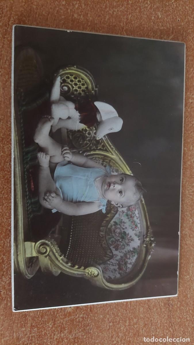 Fotograf&iacute;a antigua: Foto postal Ni&ntilde;o con mu&ntilde;eco trapo Derrey Valencia