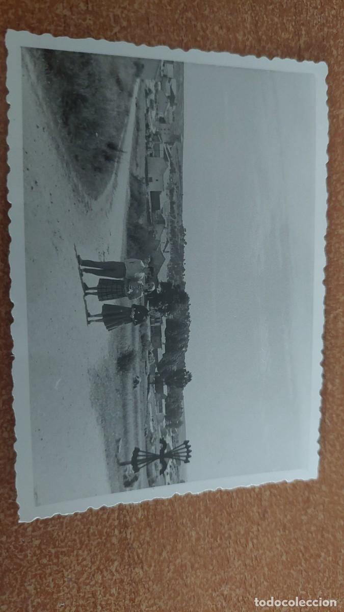 Fotograf&iacute;a antigua: Foto mujeres a las afueras de un pueblo con s&iacute;mbolo de Falange
