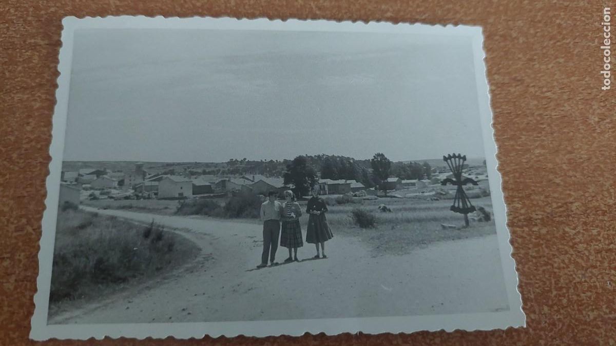 Fotografia antica: Foto mujeres a las afueras de un pueblo con s&iacute;mbolo de Falange