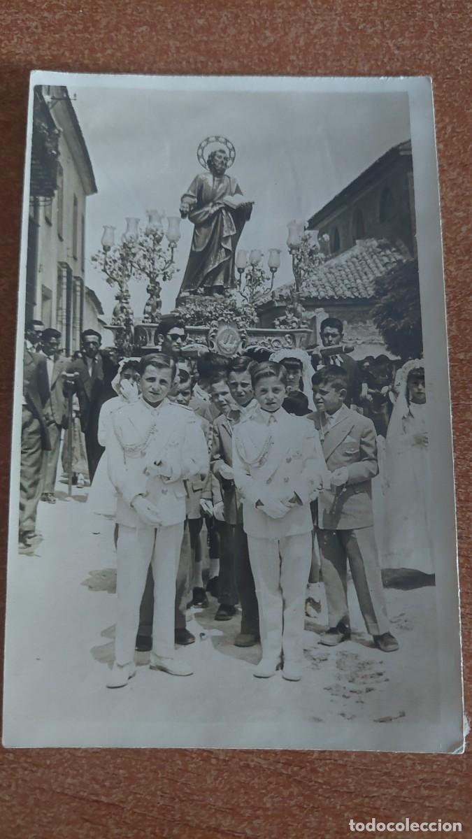 Alte Fotografie: Foto postal ni&ntilde;os en comuni&oacute;n con procesi&oacute;n