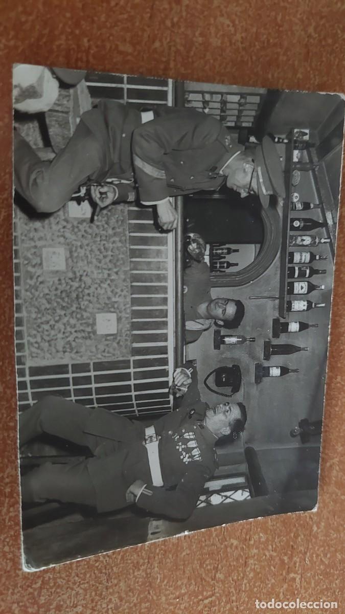 Fotograf&iacute;a antigua: Foto de militares en taberna