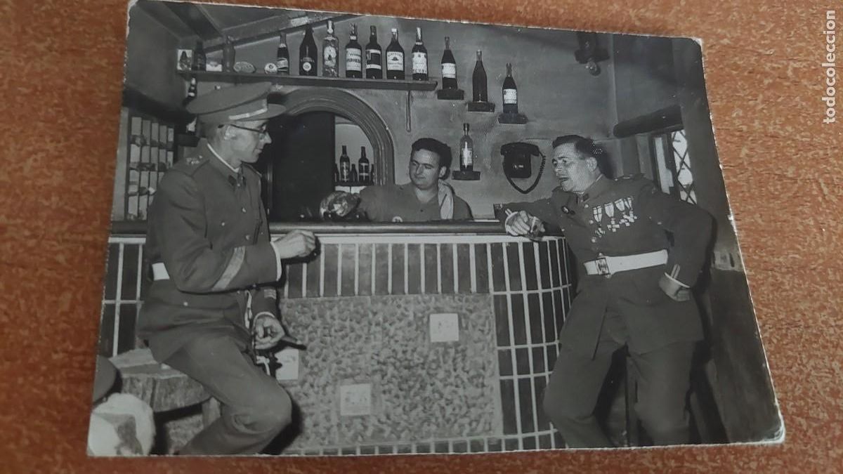 Fotograf&iacute;a antigua: Foto de militares en taberna