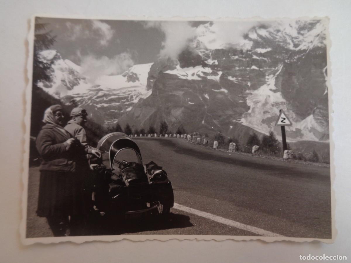 Fotograf&iacute;a antigua: FOTO DE PAREJA DE MOTORISTAS CON UNA MOTA MUY RARA