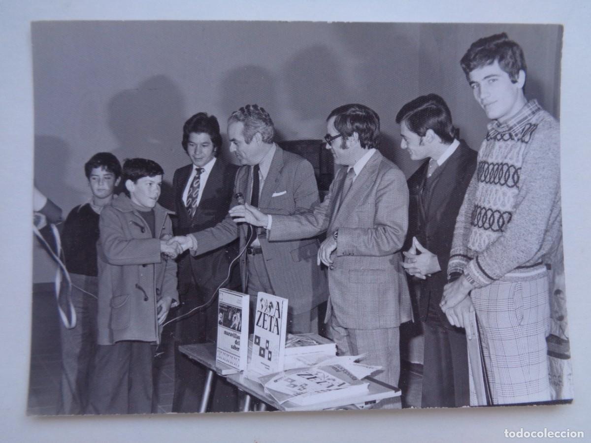 Fotograf&iacute;a antigua: ESCUELAS PROFESIONALES SAGRADA FAMILIA : FOTO ENTREGA PREMIOS NAVIDAD 1972 . ANDUJAR ( JAEN )