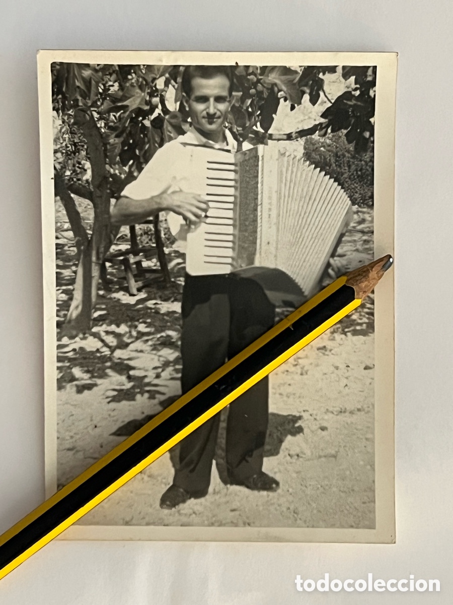 Fotograf&iacute;a antigua: ACORDE&Oacute;N.. Fotograf&iacute;a el joven del Acorde&oacute;n que alegraba las fiestas.. (h.1960?) Med&iacute;das: 7,5 x 10,5