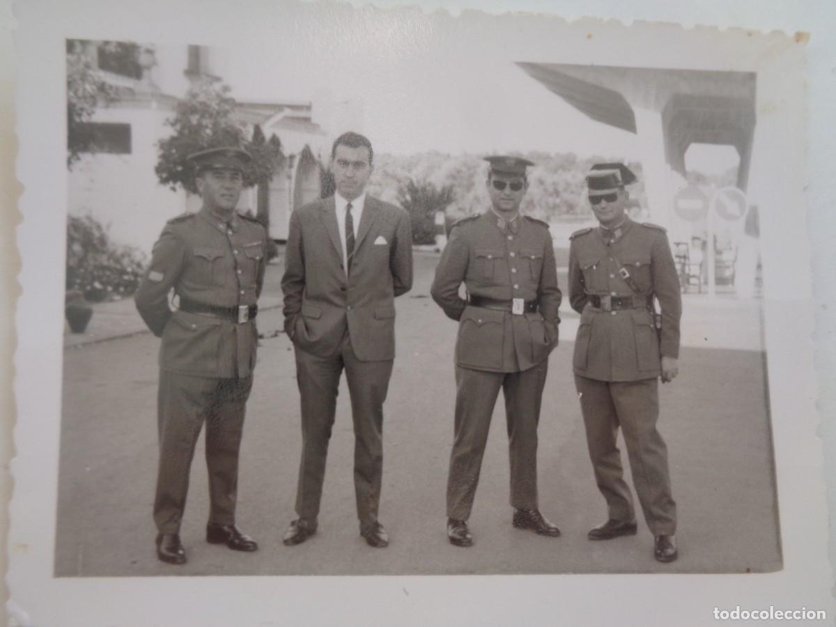 Fotograf&iacute;a antigua: POLICIA ARMADA : FOTO DE AGENTES ( UNO EX DIVISION AZUL ) CON GUARDIA CIVIL Y PAISANO
