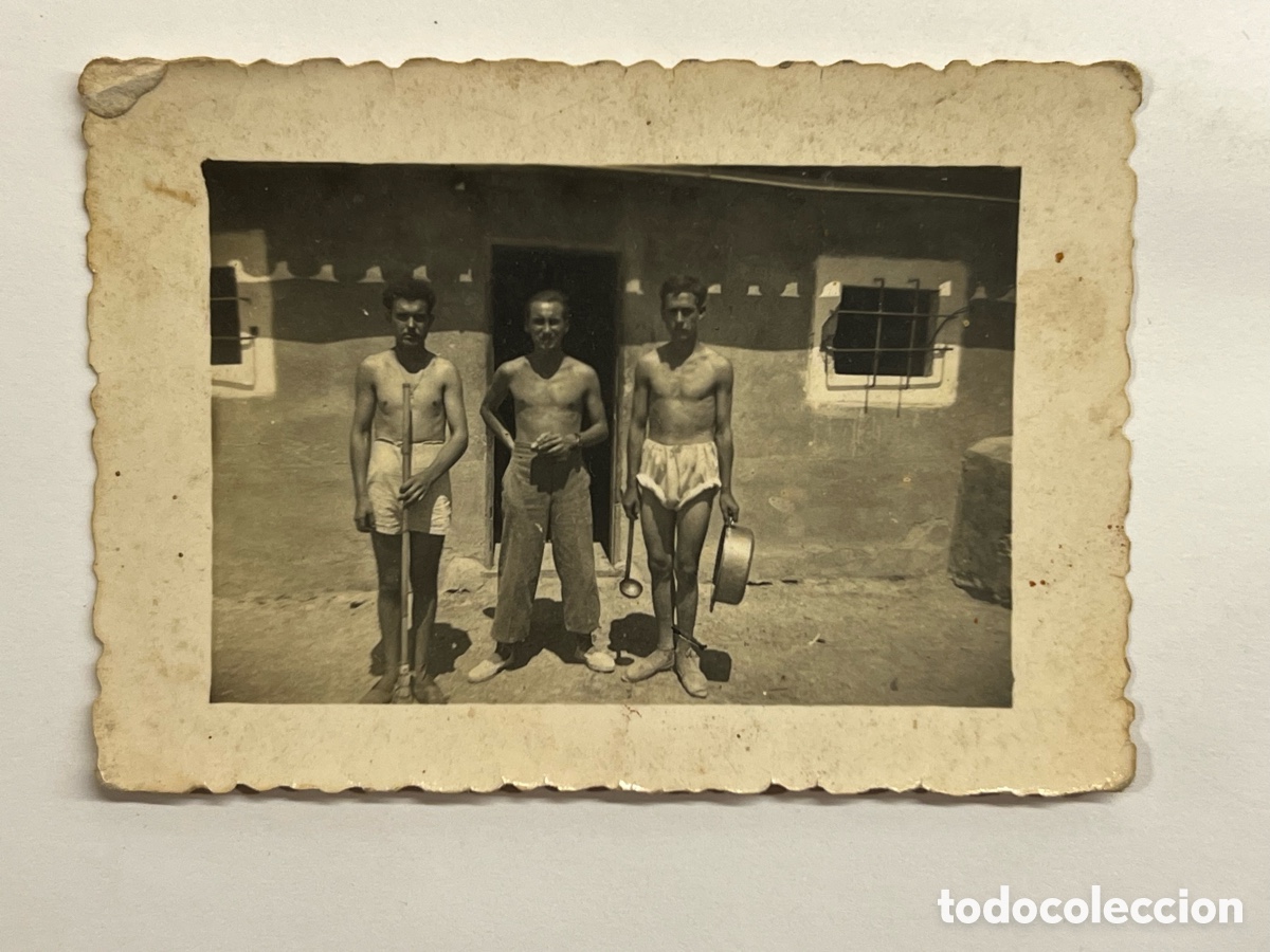 Fotografia antica: TETU&Aacute;N.. Militares en calzoncillos&hellip; entre guardia y guardia&hellip; (h.1945?) Med&iacute;das: 5,5 x 8 cm.
