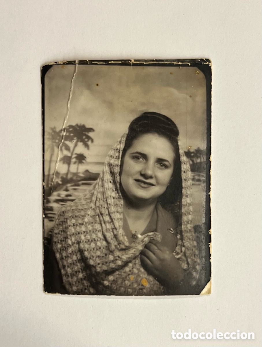 Photographie ancienne: FOTOMATON. Fotograf&iacute;a la joven que so&ntilde;aba con Mares del Caribe&hellip; (h.1945?) Medidas: 3,9 x 5 cm