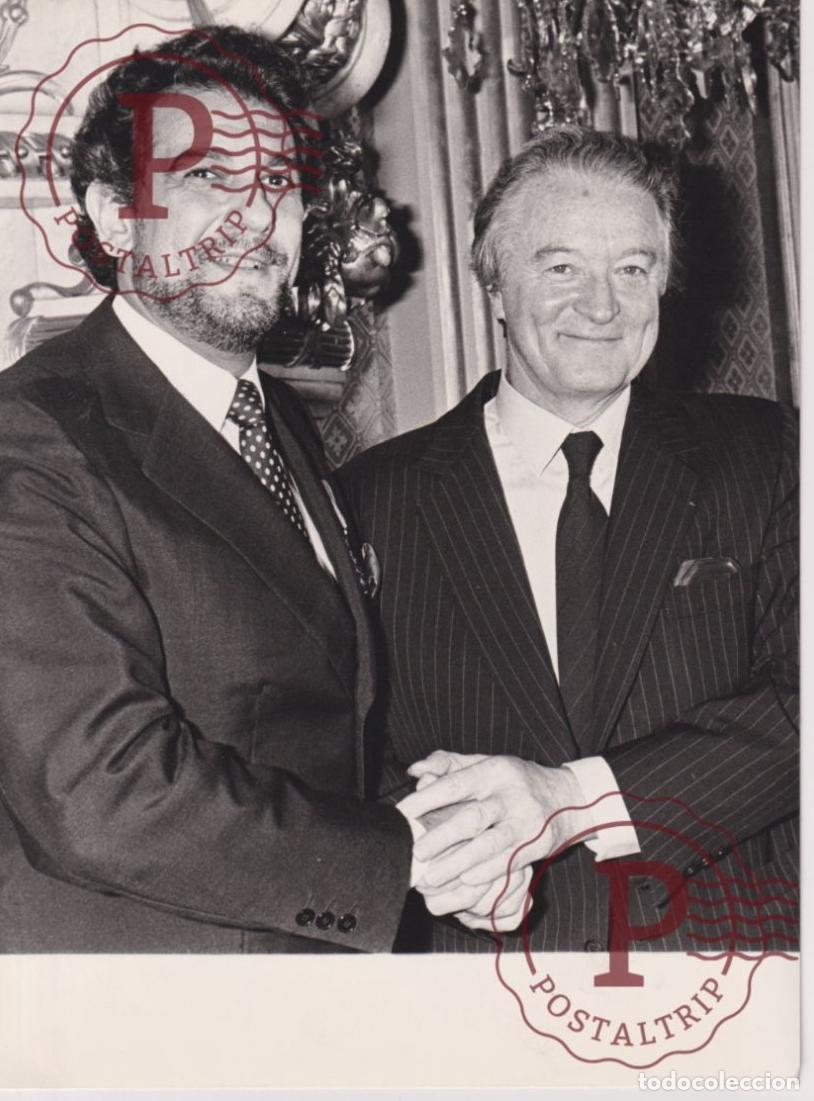 Fotografia antiga: TENOR ESPAGNOL PLACIDO DOMINGO LEGION D HONNEUR PAR RONALD DUMAS 24*18CM