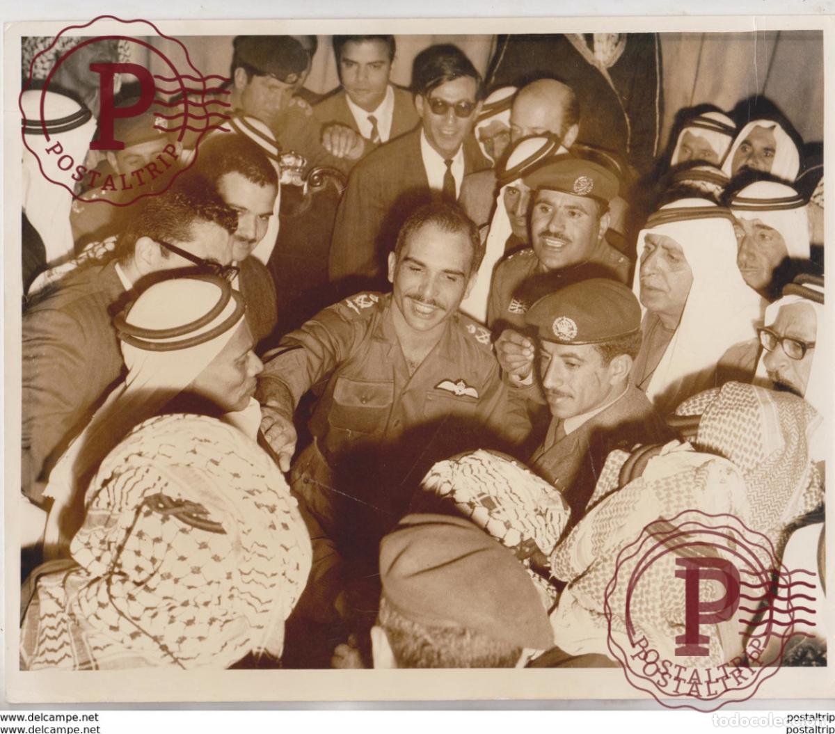 Fotograf&iacute;a antigua: MEETS BEDOUIN TRIBE LEADERS SHEIKHS Hussein bin Talal de Jordanie MIDDLE EAST JORDAN ASIE