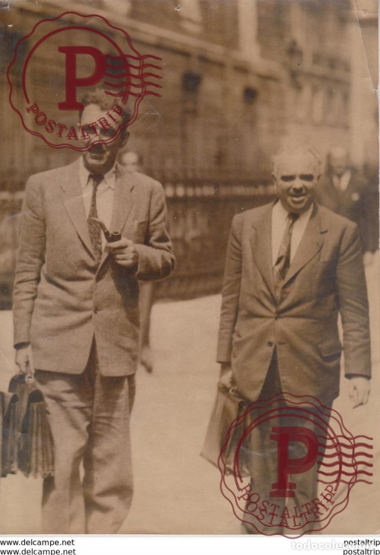 Fotografia antiga: PHILIPP MINISTRE DE LECONOMIE NAT Y 2 MINISTRE DE LINTERIEUR QUITTENT LELYSEE TUNISI PARIS