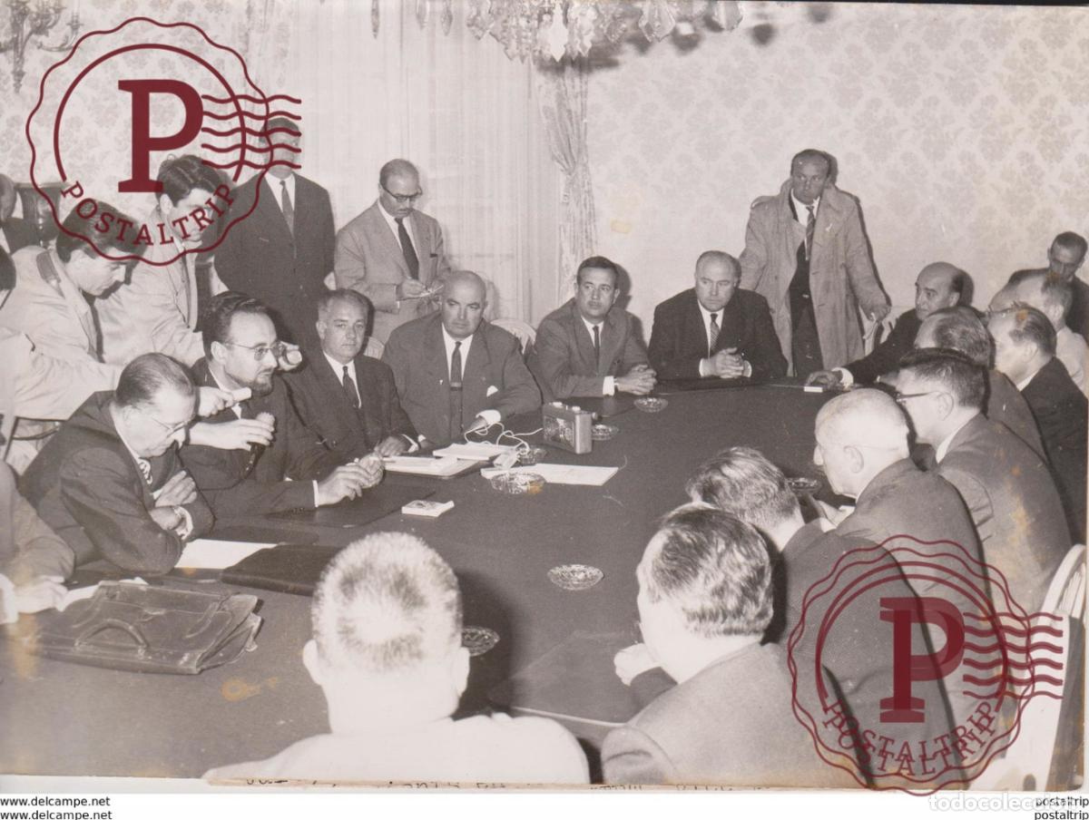 Fotografia antiga: EDGARD PISANI NEGOCIANTS EN VINS MAX BOUTET CONFEDERATION NATIONALE DES VINS ET SPIRITUEUX DES VITI