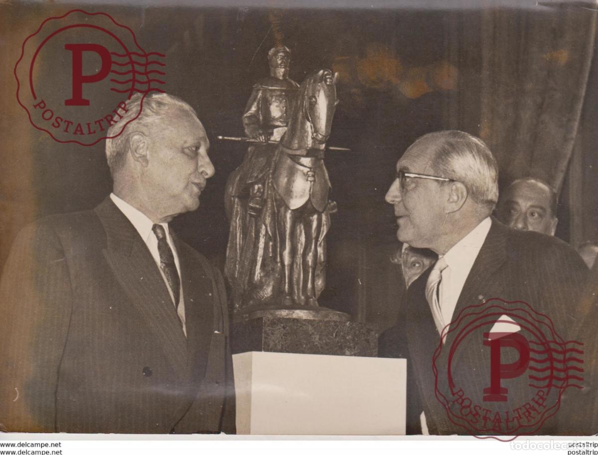 Fotografia antiga: AMITE FRANCO BELGE ROI CHEVALIER OFFERTE A LA VILLE DE PARIS STATUETT MUCIEN COOREMANS BRUXELLES