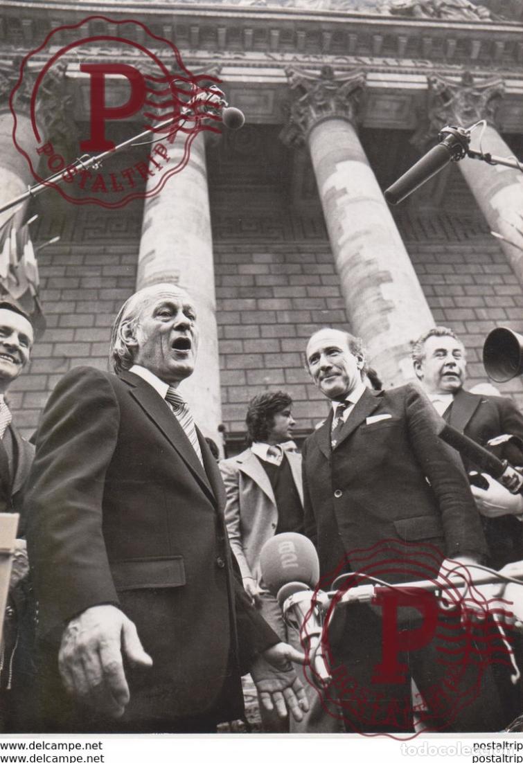 Fotografia antiga: LE PREMIER QUEBECOIS AU PALAIS BOURBON RENE LEVESQUE LENTREE DU PALAIS BOURBON LOUIS XVIII