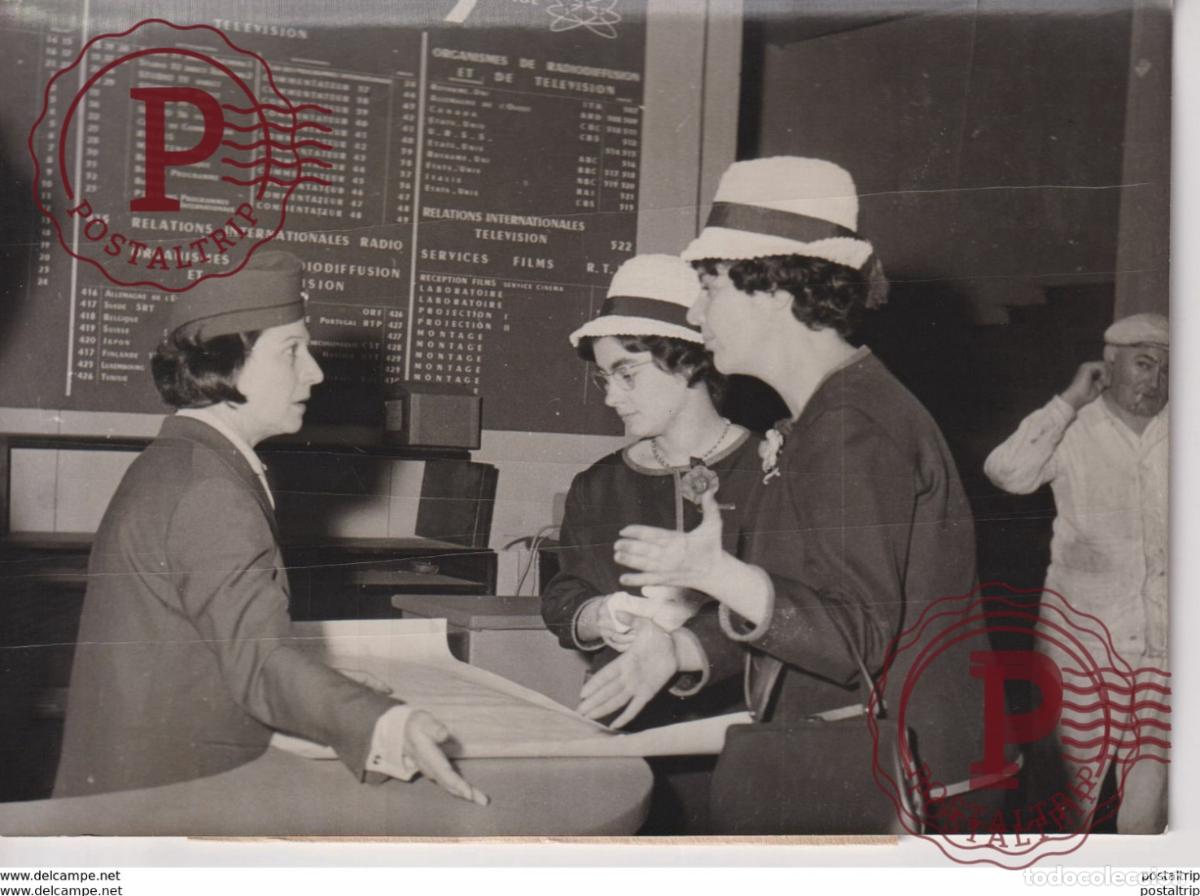 Antique Photography: AVANT CONFERENCE AU SOMMET PALAIS DE CHAILLOT HOTESSE T&Eacute;L&Eacute;VISION FRAN&Ccedil;AISE 18*13CM