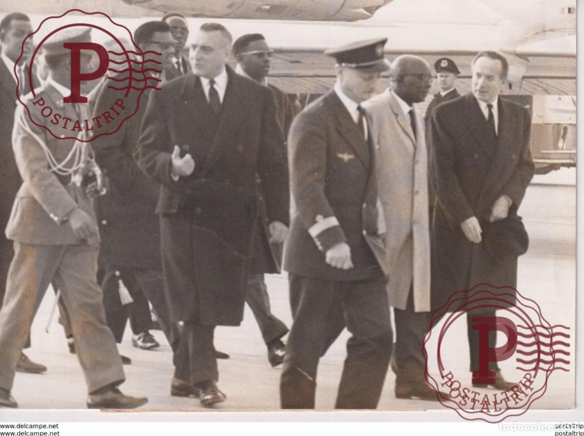 Antique Photography: ROI DU BURUNDI ARRIVE A ORLY FRANCE LA HAYE CARAVELLE SM MWAMBUTSA IV 18*13CM