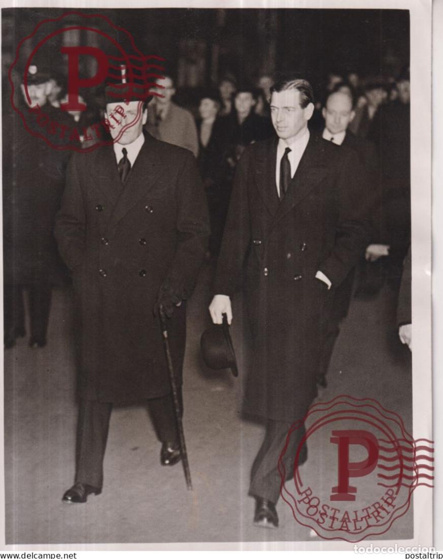 Fotograf&iacute;a antigua: CROWN PRINCE OLAF OF NORWAY DUKE OF KENT NORTH SHIELDS KINGS CROSS STATION LONDON 1938 21*17CM