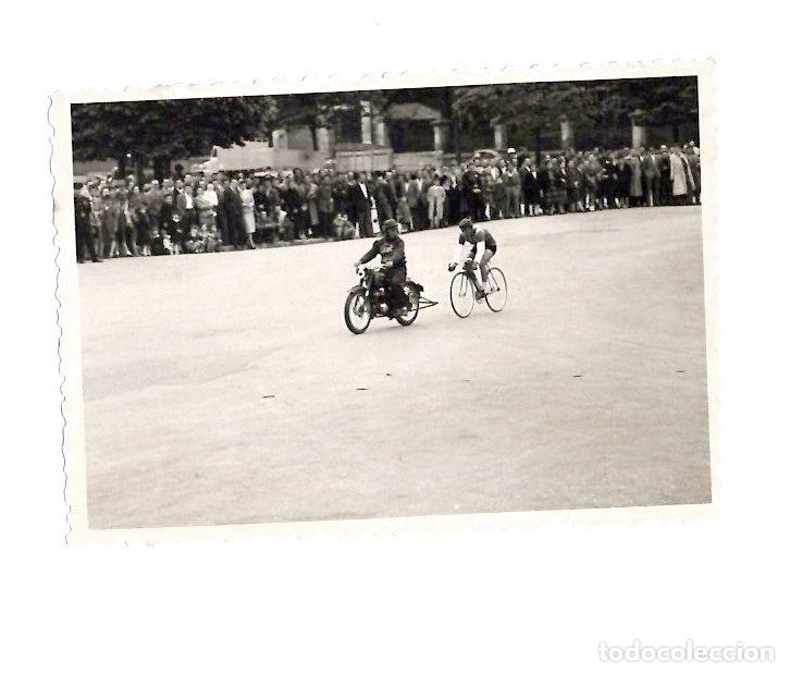 Fotograf&iacute;a antigua: FOTOGRAFIA CARRERA DE BICICLETA TRAS MOTO EN GRAN VIA DE BILBAO, 22 DE MAYO DE 1954