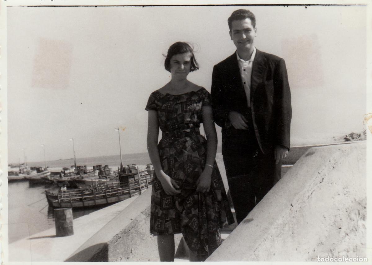 Fotograf&iacute;a antigua: Pareja en el puerto de San Carlos de la R&aacute;pita, Tarragona. A&ntilde;os 60 g aa