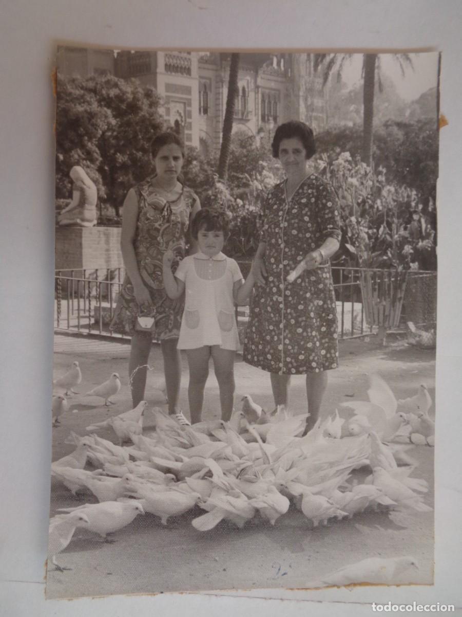 Fotograf&iacute;a antigua: MINUTERO DEL FOTOGRAFO DEL PARQUE: MUJER Y NI&Ntilde;AS EN LA PLAZA DE LAS PALOMAS , SEVILLA