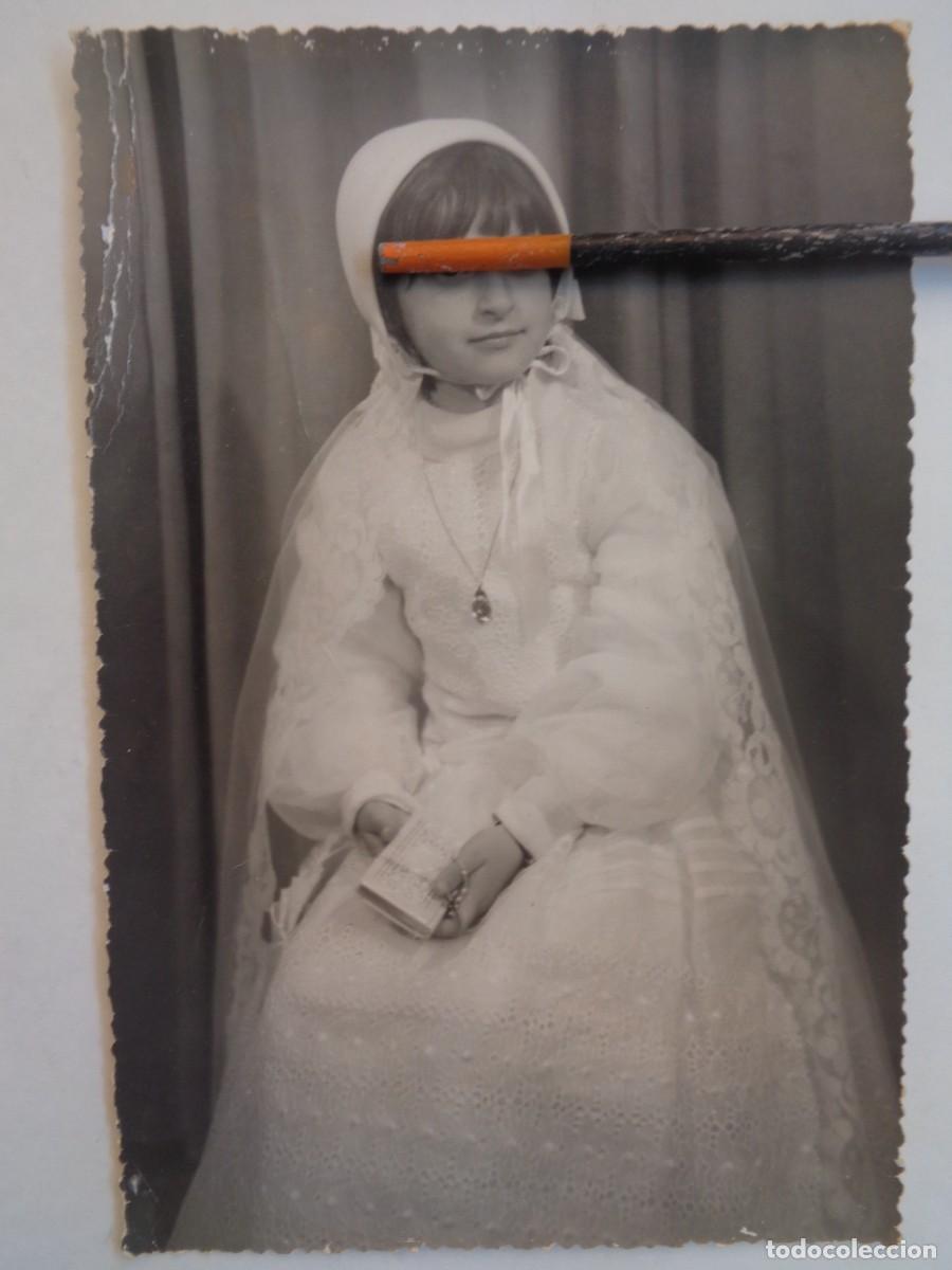 Fotograf&iacute;a antigua: PRECIOSA FOTO DE ESTUDIO DE NI&Ntilde;A DE PRIMERA COMUNION , 1971 ...... 11,5 X 17,5 CM