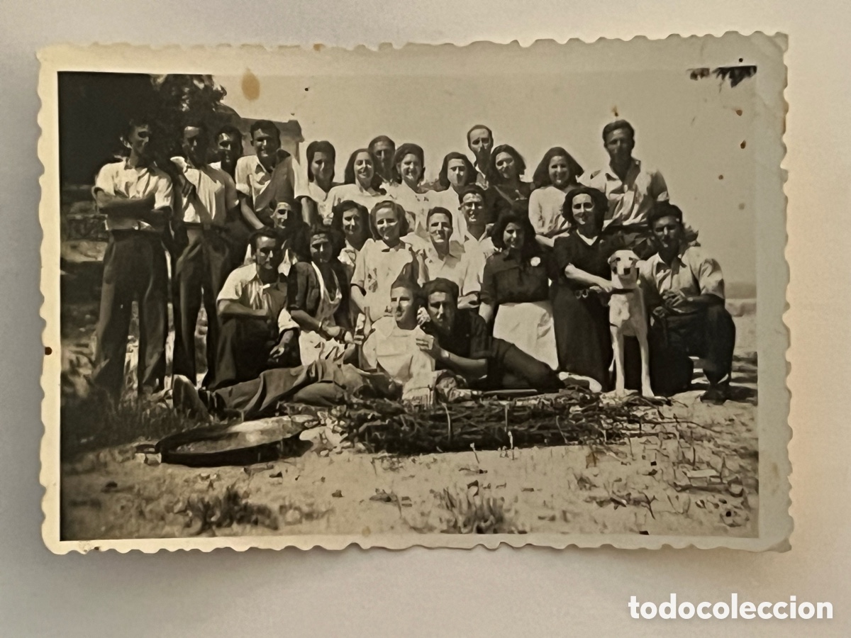 Fotograf&iacute;a antigua: CHIVA (Valencia) Aquellos dias de amistad y familiaridad alrededor de una buena paella (h.1950?)