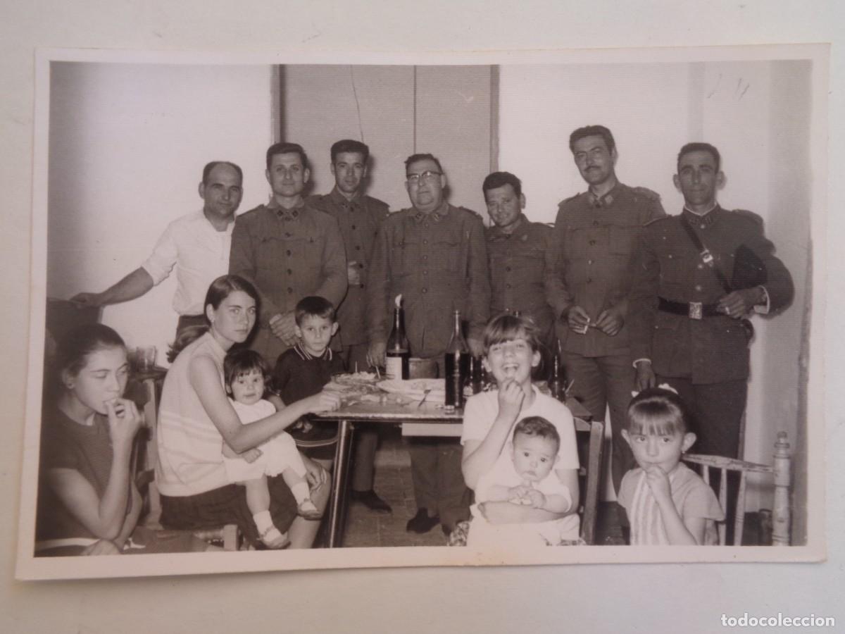 Photographie ancienne: GUARDIA CIVIL : FOTO DE AGENTES Y NI&Ntilde;OS MERENDANDO EN LA CASA CUARTEL , 1968