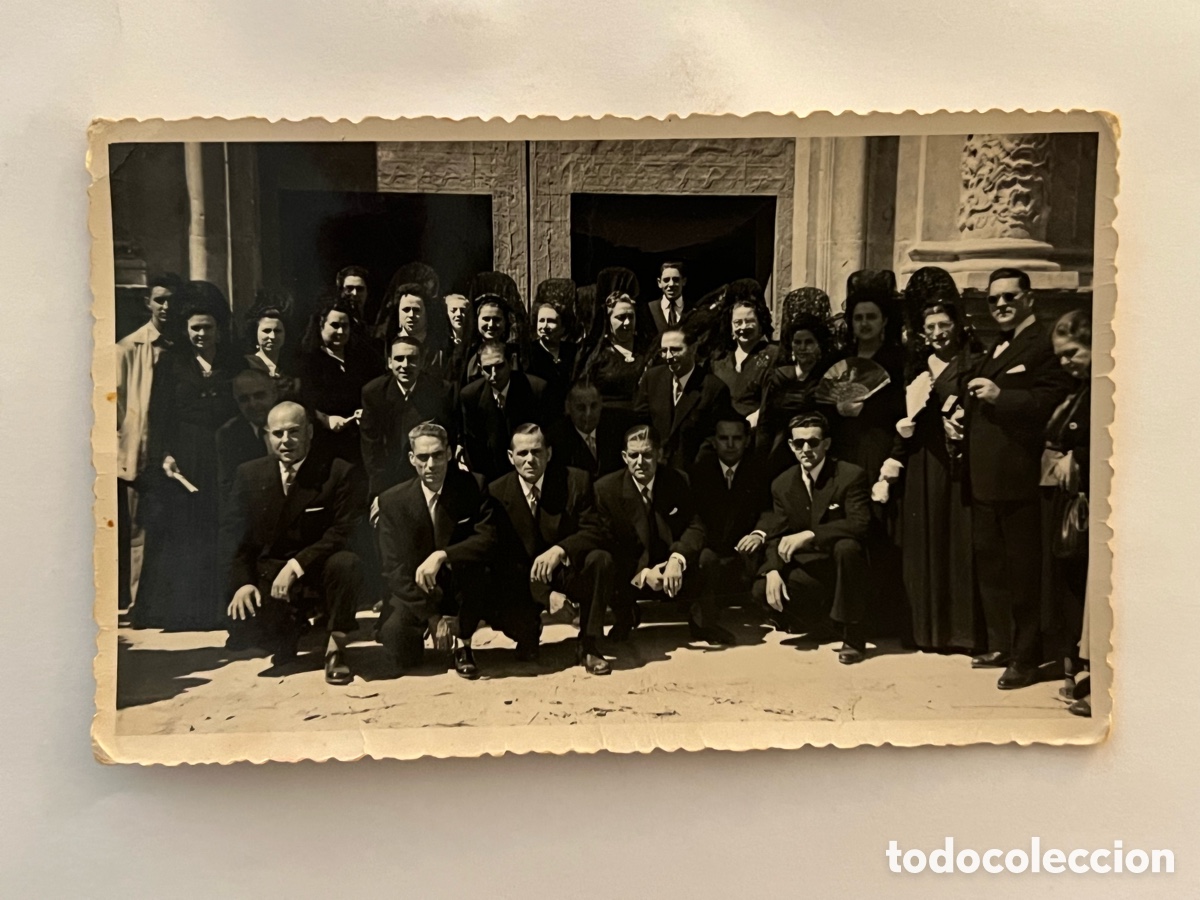 Fotograf&iacute;a antigua: BENETUSER (Valencia) Grupo de Clavarios en la Iglesia el d&iacute;a de las fiestas patronales (h.1950?)