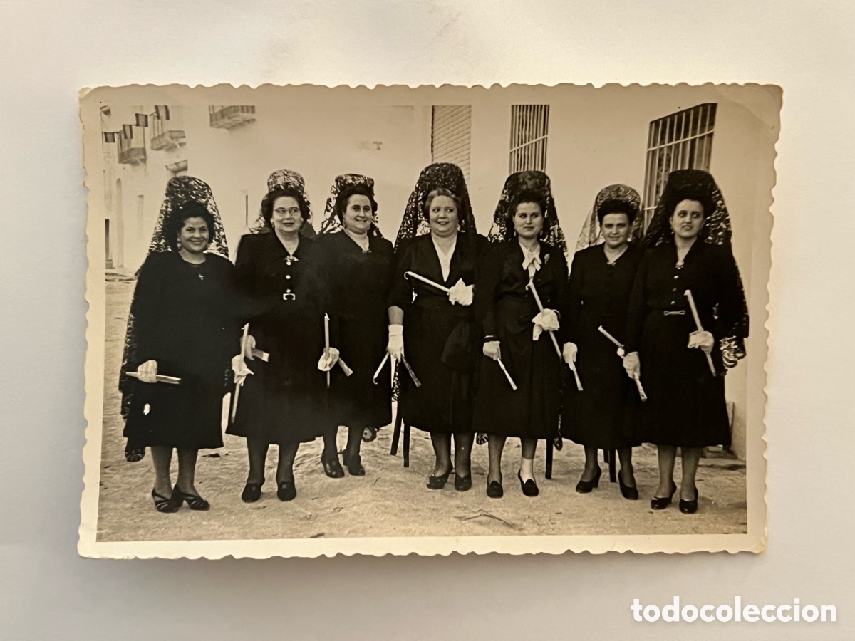 Fotograf&iacute;a antigua: BENETUSER (Valencia) Fotograf&iacute;a Grupo de Clavariesas el d&iacute;a de las fiestas patronales (h.1950?)