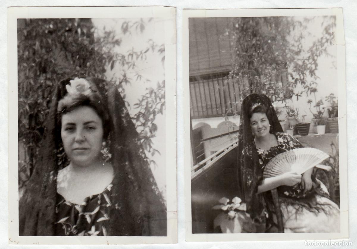 Fotograf&iacute;a antigua: Dos fotos. Mujer sonriendo con teja mantilla y abanico. A&ntilde;os 60 g aa