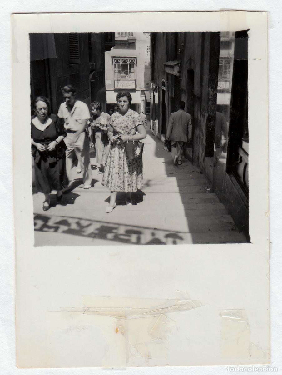 Fotograf&iacute;a antigua: Chicas paseando por la ciudad de Palma de Mallorca. A&ntilde;os 50 g aa