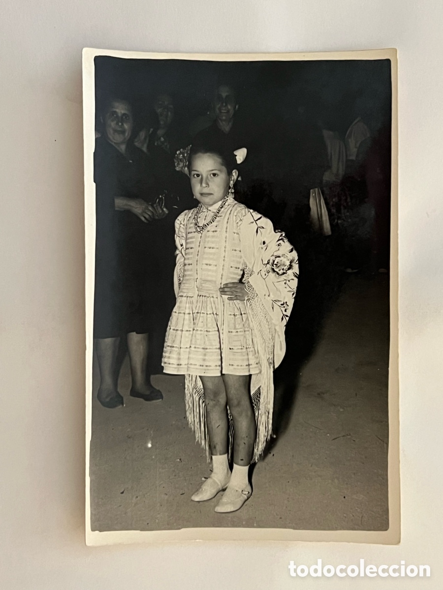 Photographie ancienne: CHIVA (Valencia) Fotograf&iacute;a Y llegaron las Fiestas. Ni&ntilde;a con Mant&oacute;n . Fotos V. Burriel (h.1960?)
