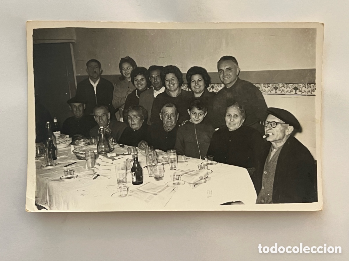 Fotograf&iacute;a antigua: CHIVA (Valencia) Antigua fotograf&iacute;a Celebraci&oacute;n familiar alrededor de la Mesa. Foto V. Burriel