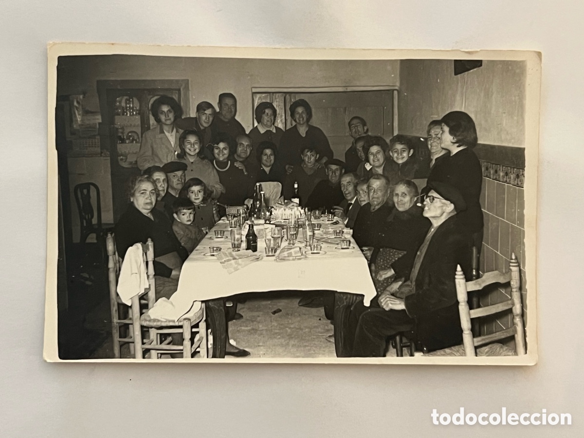 Fotograf&iacute;a antigua: CHIVA (Valencia) Antigua fotograf&iacute;a Celebraci&oacute;n familiar alrededor de la Mesa. Foto V. Burriel