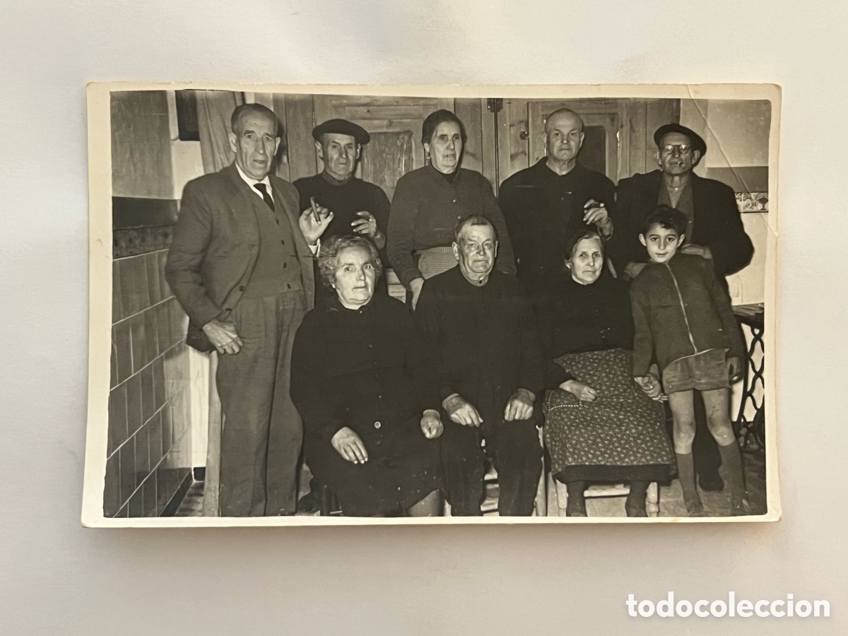 Fotograf&iacute;a antigua: CHIVA (Valencia) Antigua fotograf&iacute;a Celebraci&oacute;n familiar alrededor de la Mesa. Foto V. Burriel