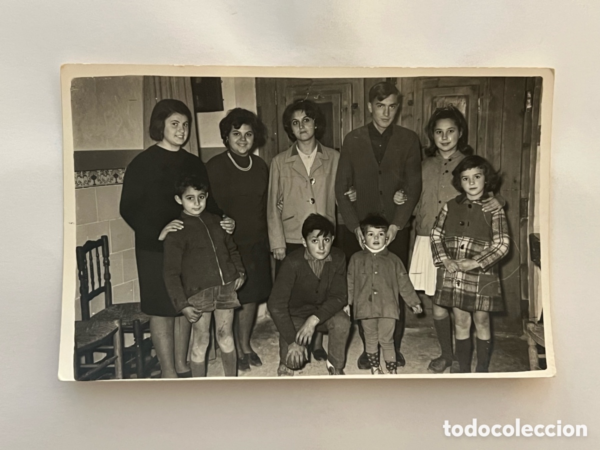 Fotograf&iacute;a antigua: CHIVA (Valencia) Antigua fotograf&iacute;a Celebraci&oacute;n familiar alrededor de la Mesa. Foto V. Burriel