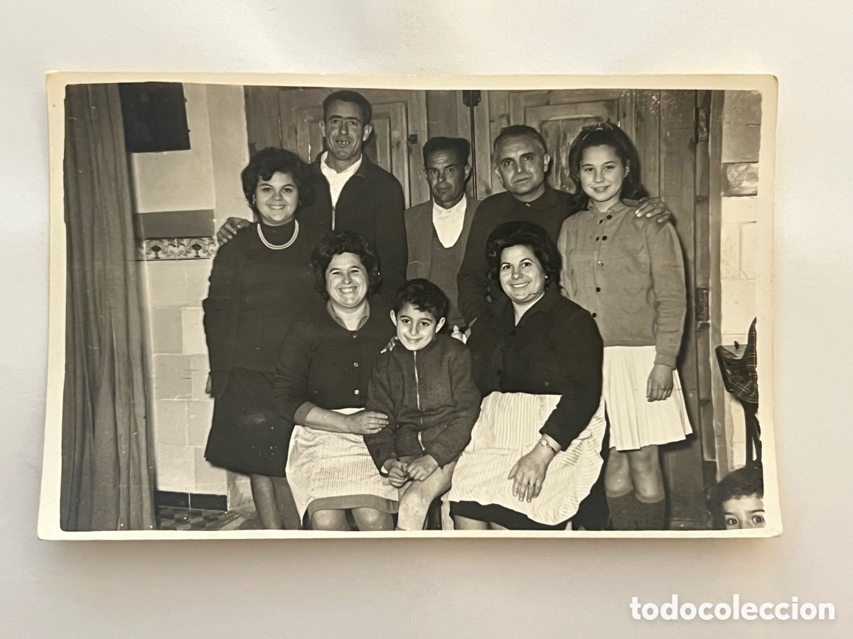 Fotograf&iacute;a antigua: CHIVA (Valencia) Antigua fotograf&iacute;a Celebraci&oacute;n familiar alrededor de la Mesa. Foto V. Burriel