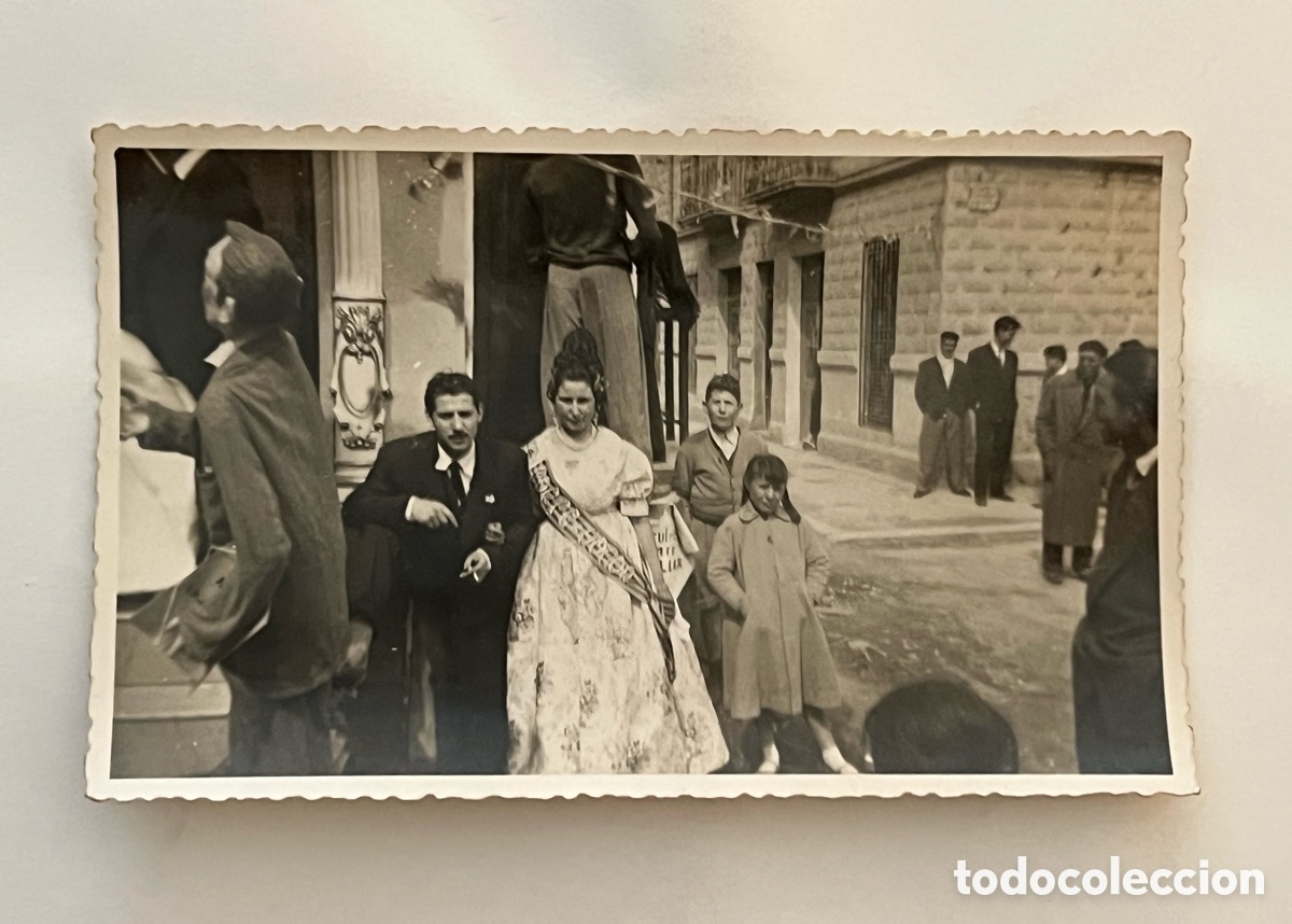 Fotograf&iacute;a antigua: FALLAS Y FALLERAS. Las Fallas en el Barrio de Torrefiel &hellip; (h.1950?) Med&iacute;das: 14 x 9 cm
