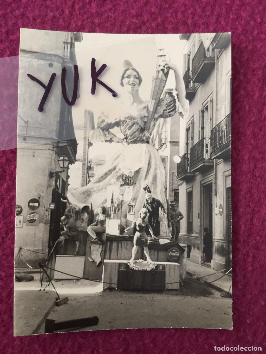 Fotograf&iacute;a antigua: BONITA FOTO FOTOGRAFIA DE LA FALLA DE LA CALLE SALVADOR - TRINITARIOS DEL A&Ntilde;O 1963 - FALLAS VALENCIA