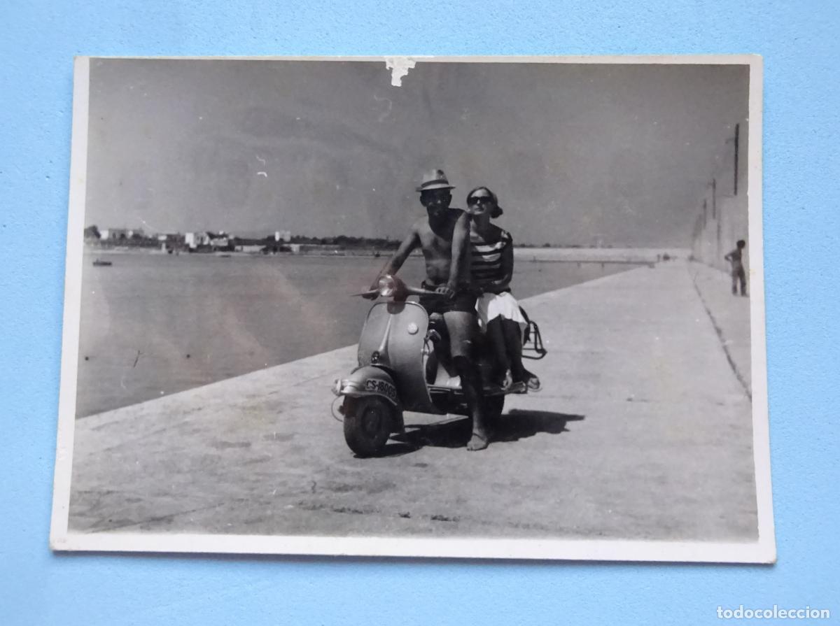 Fotograf&iacute;a antigua: FOTOGRAF&Iacute;A PAREJA EN VESPA. FORMATO 7 X 10 CM