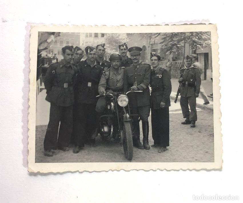 Fotograf&iacute;a antigua: GERONA / GIRONA A&Ntilde;O 1946 / FIESTA DE SAN CRISTOBAL / MILITARES / MOTO / CONDUCTORES