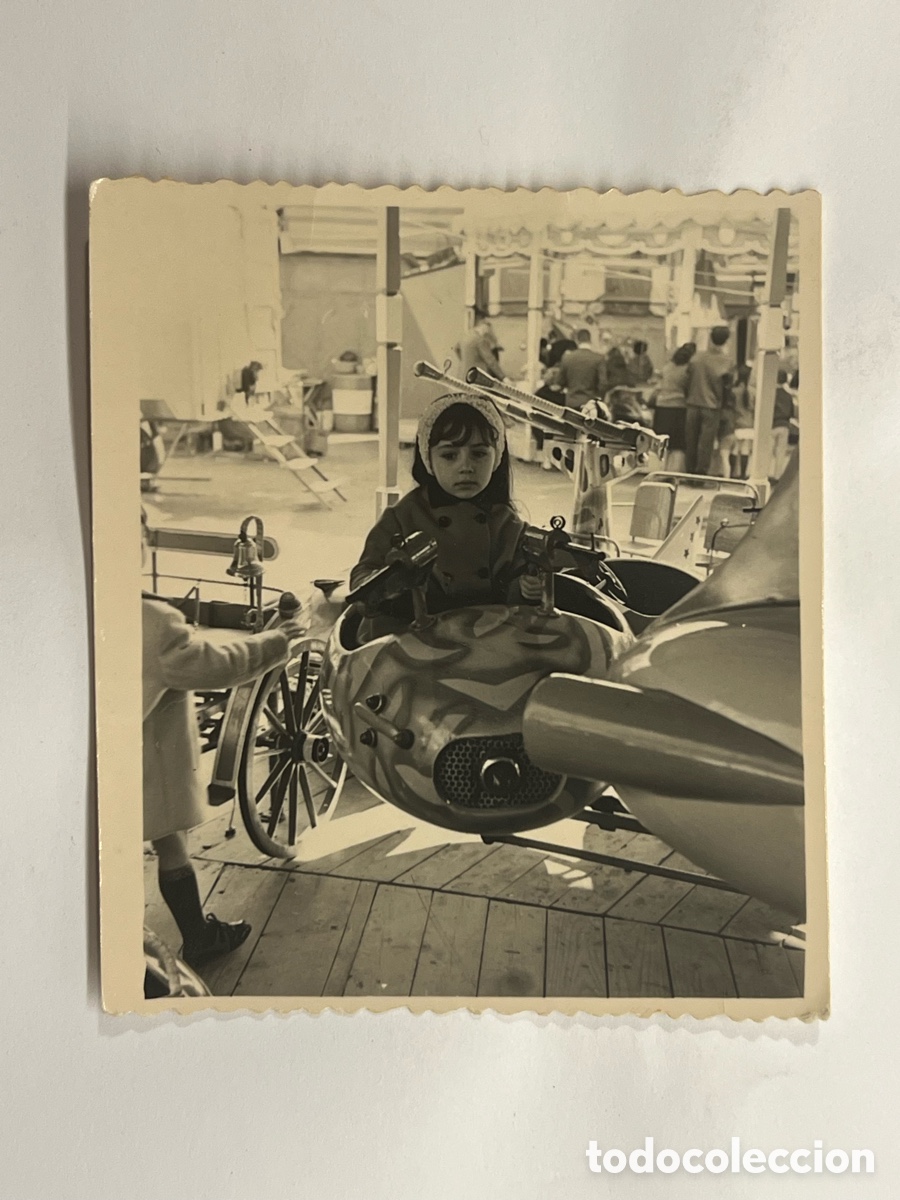 Fotograf&iacute;a antigua: MINUTEROS.. Los feriantes llegaron al pueblo.. Ni&ntilde;a en el Carrusel en los cochecitos (h.1960?)