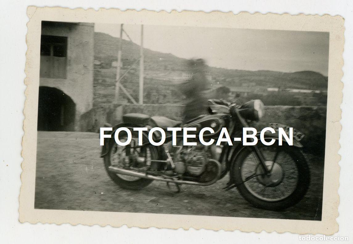 Fotograf&iacute;a antigua: FOTO ORIGINAL MOTO MOTOCICLETA BMW MATRICULA SAN SEBASTIAN PERSONA EN MOVIMIENTO A&Ntilde;OS 40