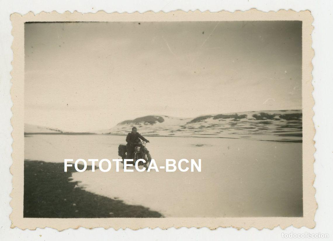 Fotograf&iacute;a antigua: FOTO ORIGINAL MOTO MOTOCICLETA EXCURSION POR MONTA&Ntilde;AS NEVADAS A&Ntilde;OS 40 POSIBLEMENTE CATALUNYA PIRINEO