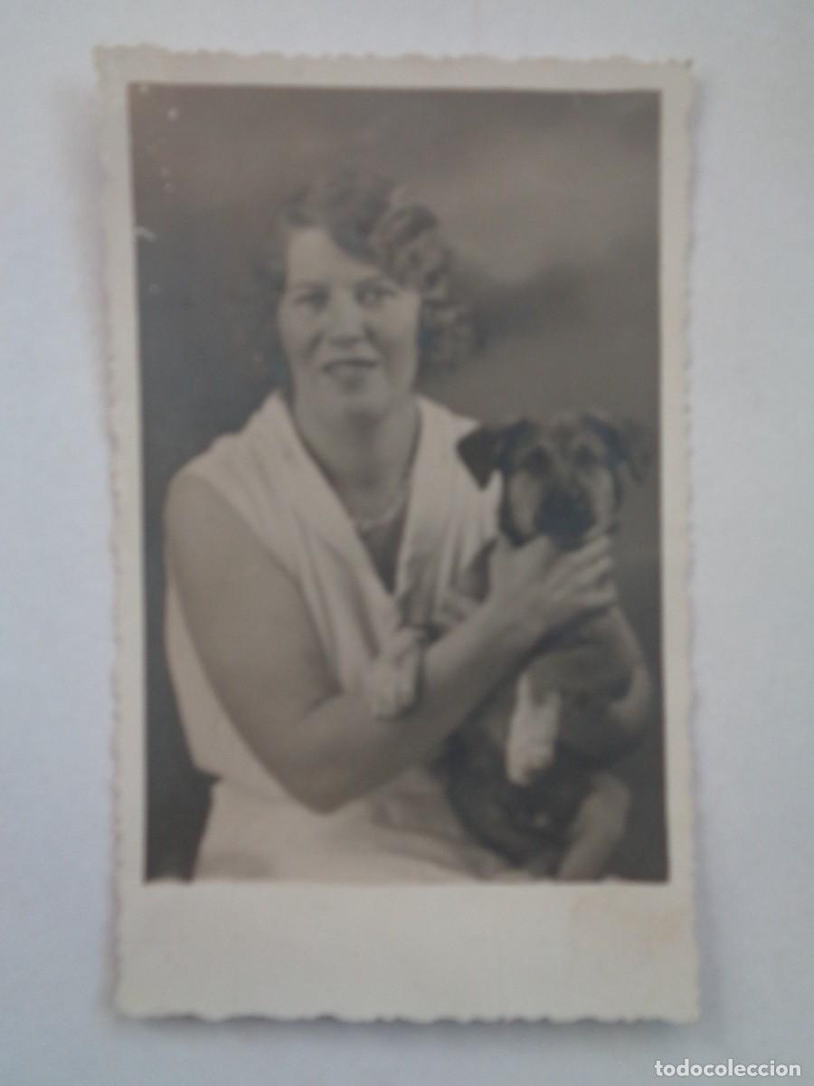 Fotograf&iacute;a antigua: PRECIOSA FOTO DE ESTUDIO DE SE&Ntilde;ORITA CON PERRO , A&Ntilde;OS 30