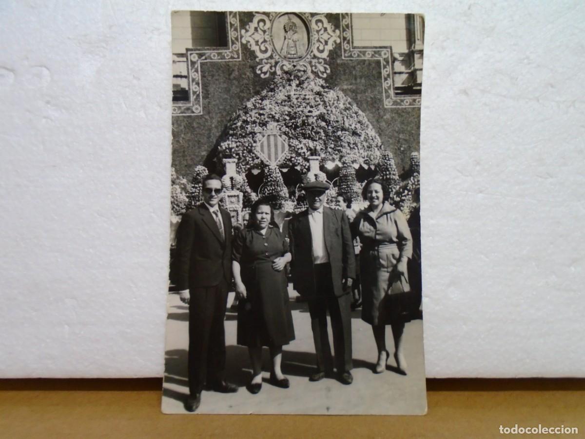 Fotografia antiga: VALENCIA.FOTO E.GONZALEZ. 22/3/1960. EN LA PLAZA DE LA VIRGEN.14X9 CM.