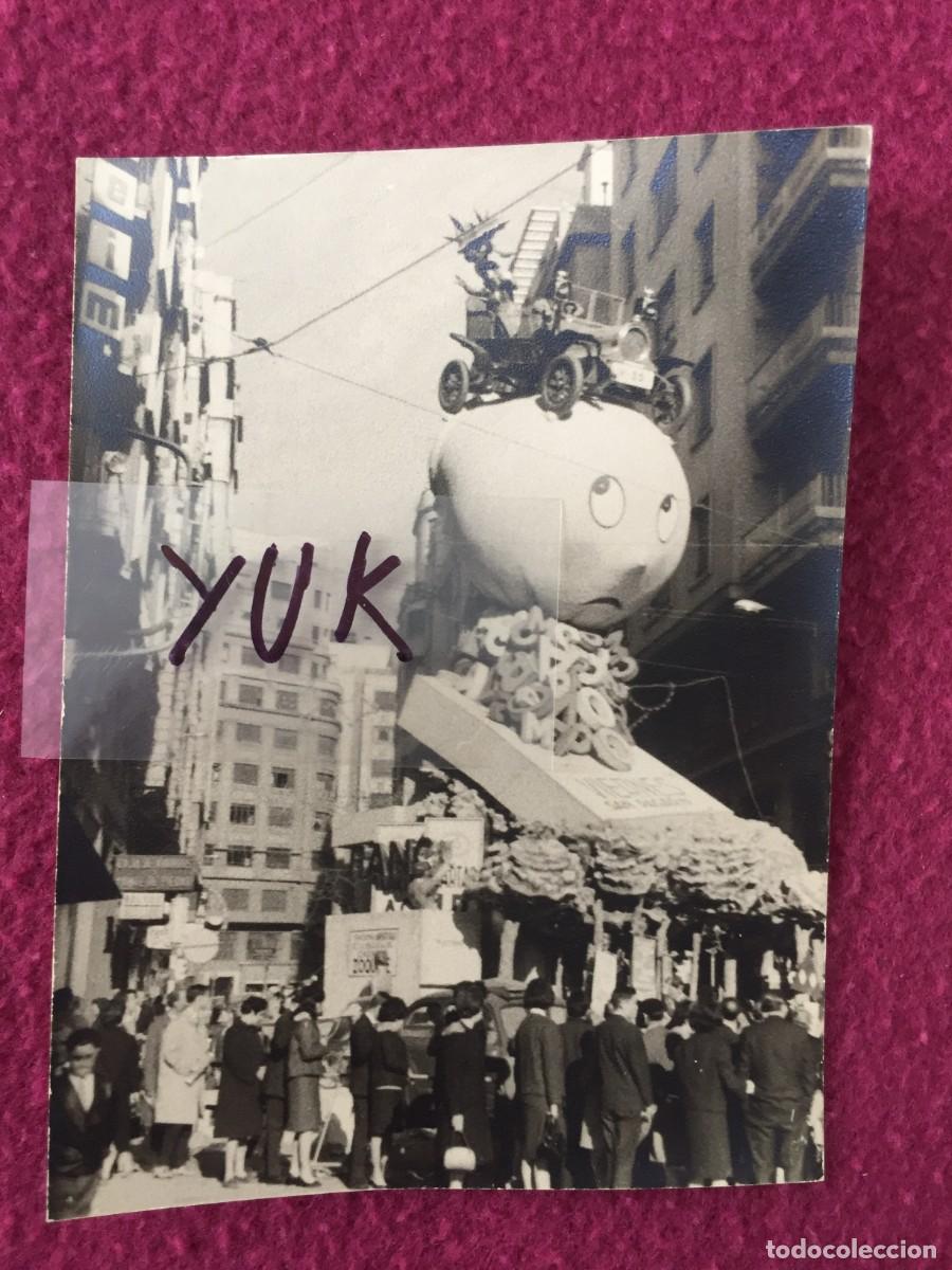 Fotograf&iacute;a antigua: BONITA FOTO FOTOGRAFIA DE LA FALLA SAN VICENTE - PERIODISTA AZZATI DEL A&Ntilde;O 1966 - FALLAS VALENCIA