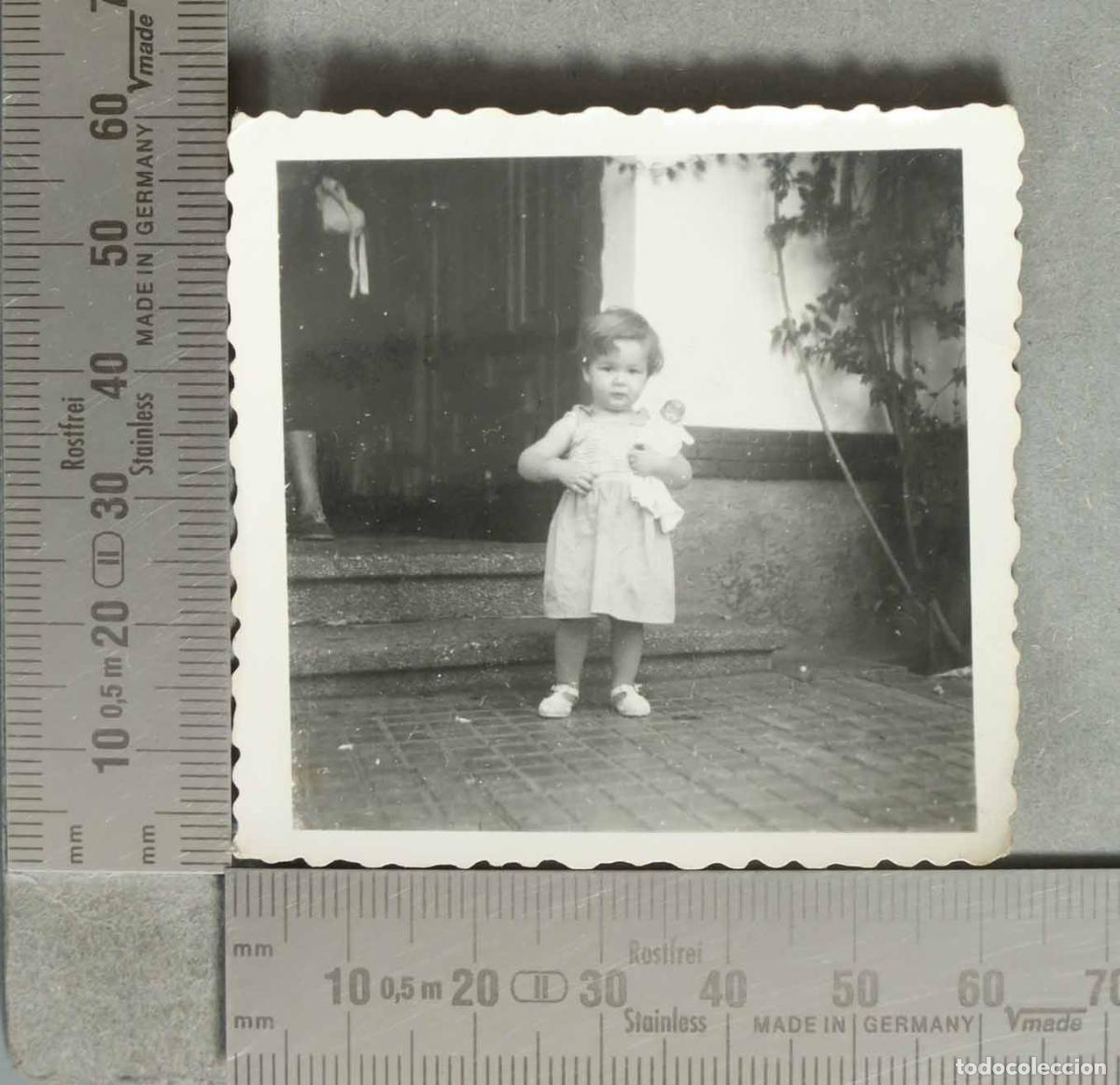 Fotograf&iacute;a antigua: FOTOGRAFIA. NI&Ntilde;A CON MU&Ntilde;ECA. hacia 1940