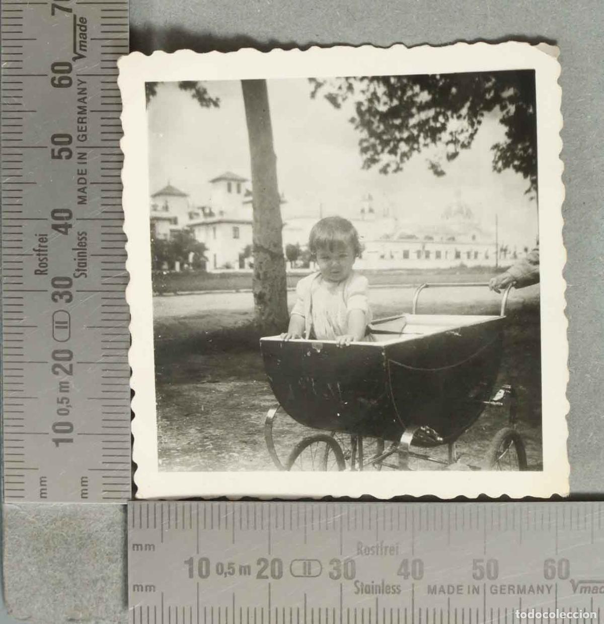 Fotograf&iacute;a antigua: FOTOGRAFIA. NI&Ntilde;A EN CARRO CON CORTIJO O SIMILAR AL FONDO hacia 1940