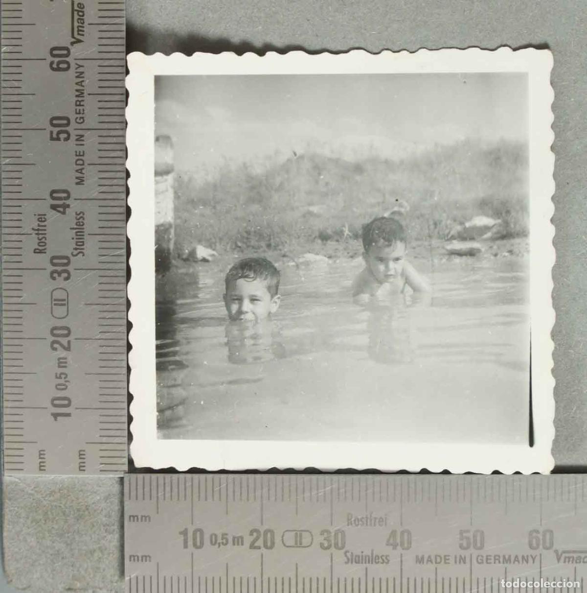 Fotograf&iacute;a antigua: FOTOGRAFIA. NI&Ntilde;OS EN CHARCA hacia 1940